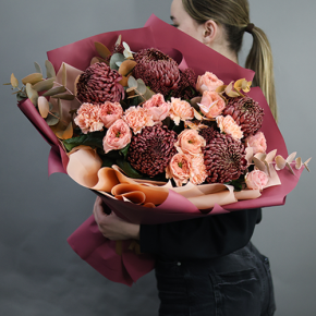 Букет "Осенний блюз" из хризантем Бигоуди, диантусов, скиммии и роз Риджентс парк  в Можайске