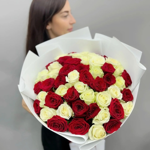 Букет из 51 красно-белой розы 70 см в Можайске