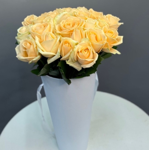 25 кремовых роз в конусе в Можайске