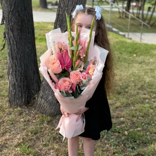 Букет на 1 сентября с гладиолусами, розами и антуриумом в Можайске