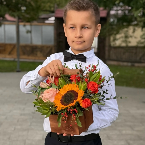 Деревянный ящик с подсолнухом, розами и калиной в Можайске