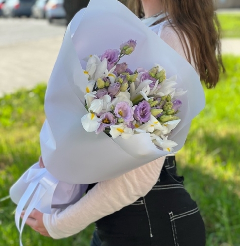 Букет "Вива ла дива" из эустом и ирисов в Можайске