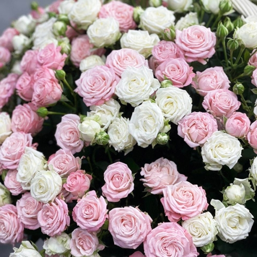 Композиция в корзине из 101 кустовой пионовидной розы в Можайске