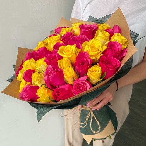 Букет из 51 малиновой и лимонной розы (40 см) в Можайске
