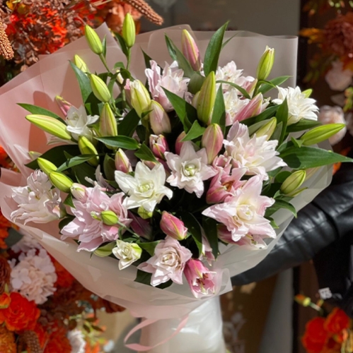 Букет из 11 ароматных пионовидных лилий в Можайске