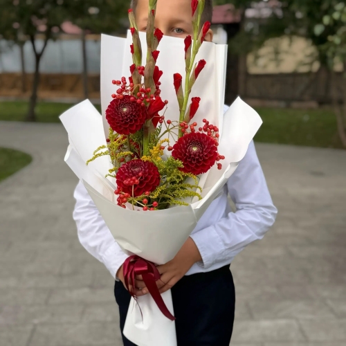 Букет на 1 сентября с красными гладиолусами, георгинами и калиной в Можайске