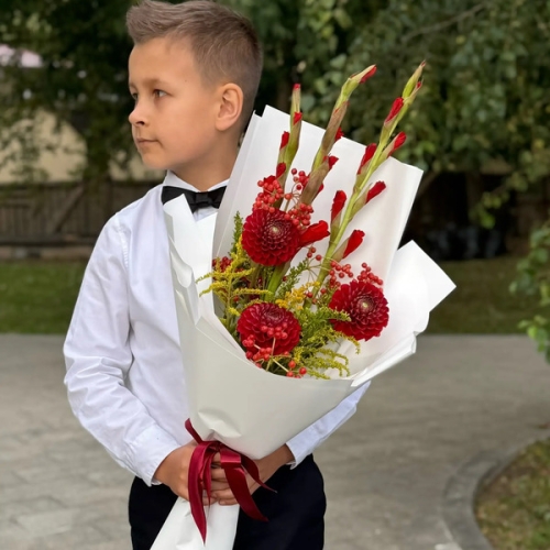 Букет на 1 сентября с красными гладиолусами, георгинами и калиной в Можайске
