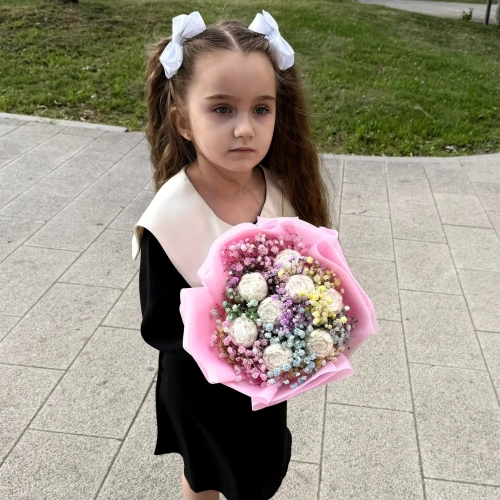 Букет на 1 сентября из шоколадных пионов и радужной гипсофилы в Можайске