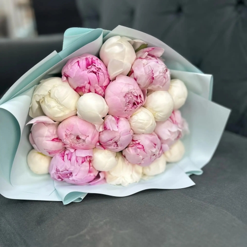 Микс из 19 бело-розовых пионов в Можайске