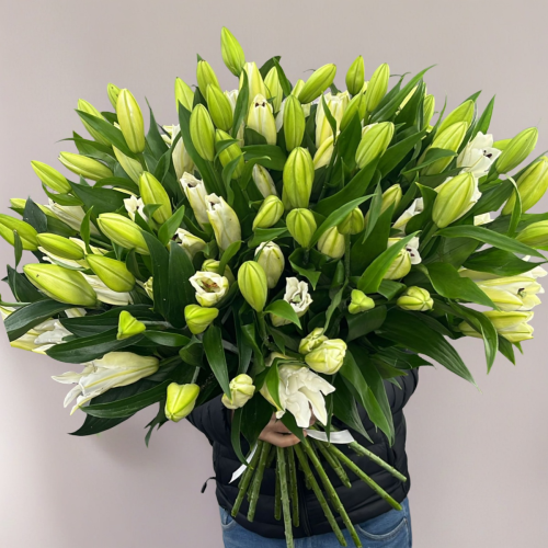 Объемный букет из 27 ароматных белых лилий в Можайске