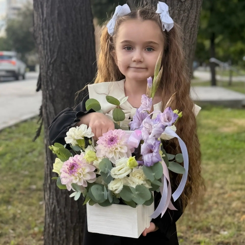 Композиция с георгинами на 1 сентября в белом ящике в Можайске