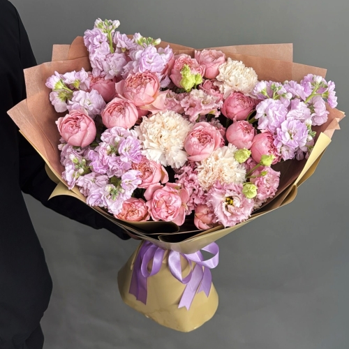 Букет "Амели" из ароматных маттиол, пионовидных кустовых роз Джульетта  эустом и диантусов в Можайске