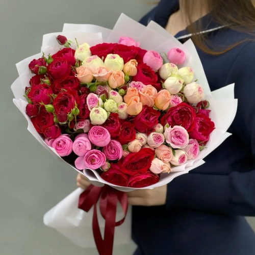 Букет из 15 разноцветных веток кустовых роз в Можайске