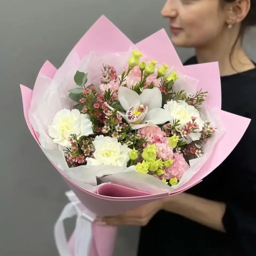 Букет с королевской орхидеей, диантусами, эустомой и шамелациумом в Можайске