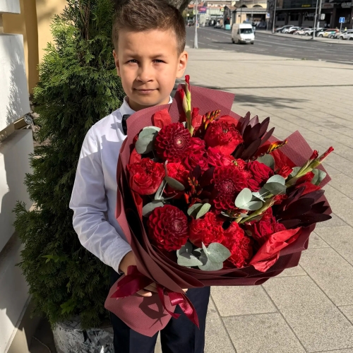 Букет с георгинами, розами и леукадендроном в Можайске