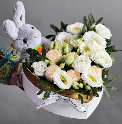 Композиция в коробке сердца из шоколадных пионов и эустом в Можайске